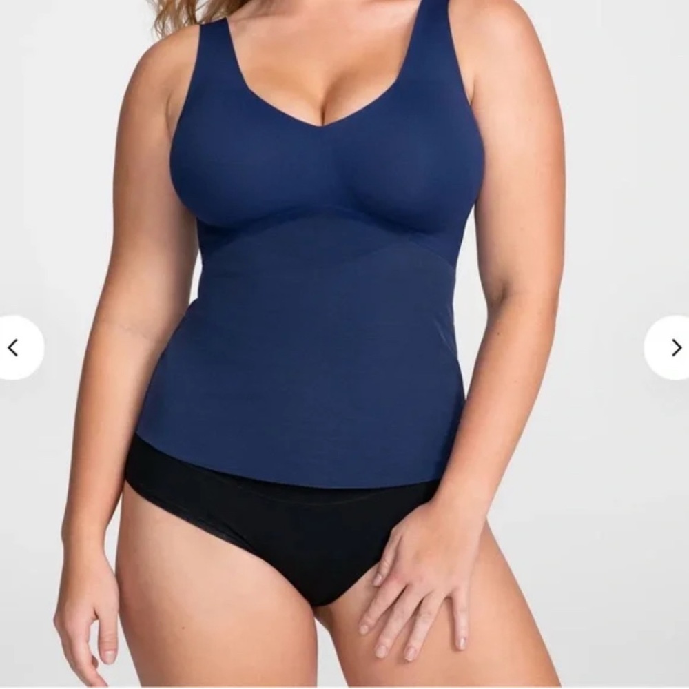 EUC Seamless Navy and Black Shapewear Top